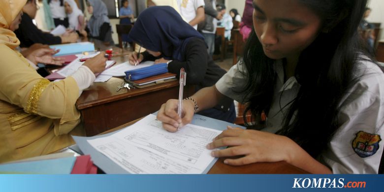 Warga Surabaya Rela Antre dari Subuh Demi Pendaftaran PPDB SMA Negeri - KOMPAS.com