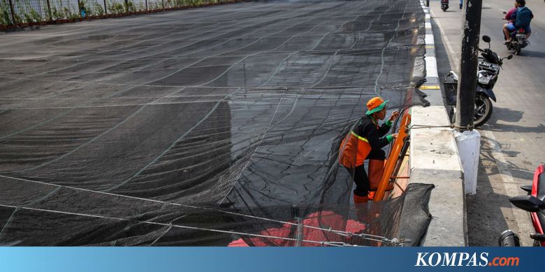 Anggaran Setengah Miliar untuk Meredam Bau Menyengat Kali Item...
