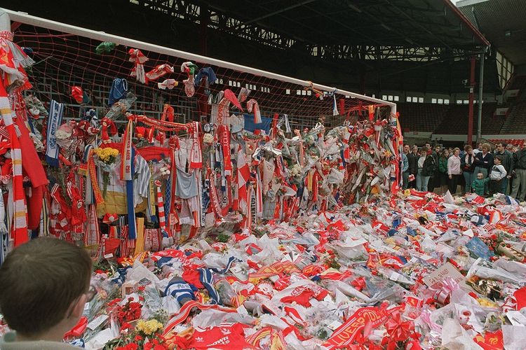 Ribuan bunga, karangan bunga, dan atribut penghormatan dipajang di lapangan Stadion Anfield pada 20 April 1989 untuk mengenang 96 penggemar sepak bola yang tewas dalam tragedi HIllsborough, 15 April 1989.