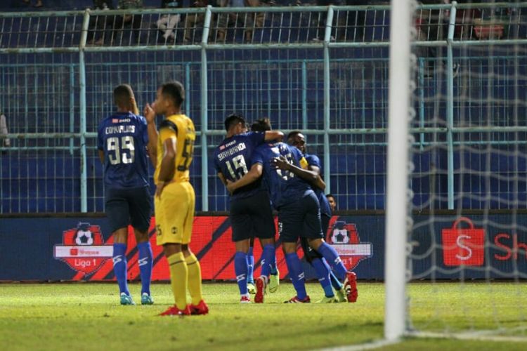 Para pemain Arema Fc merayakan gol ke gawang Barito Putera pada pertandingan pekan ke-15 Liga 1 2019, di Stadion Kanjuruhan, Kabupaten Malang, Senin (19/8/2019).