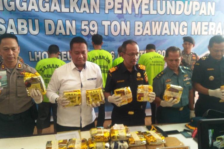 Polisi memperlihatkan 25 kg sabu asal Malaysia yang diselundupkan dalam 59 ton bawang merah di Mapolres Lhokseumawe, Aceh, Senin (26/8/2019). Polisi memperkirakan penyelundupan ini berkaitan dengan jaringan internasional asal China. 