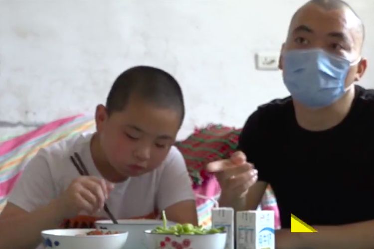 Lu Zikuan yang tengah makan ditemani ayahnya. Bocah 11 tahun itu berencana menjadi gemuk demi menyelamatkan ayahnya.