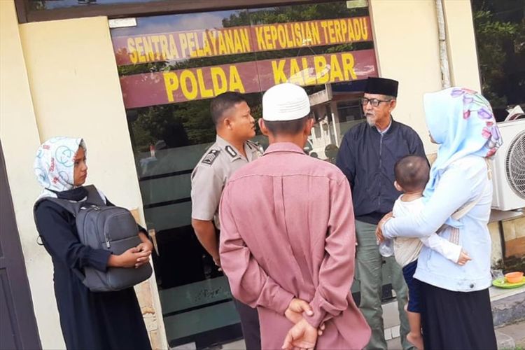 Pihak keluarga bocah difabel berusia 17 yang tewas dianiaya dua teman sebayanya di Pusat Layanan Anak Terpadu (PLAT) laporkan Kepala Dinas Sosial Kota Pontianak, Kalimantan Barat ke Polda Kalbar, Senin (29/7/2019).