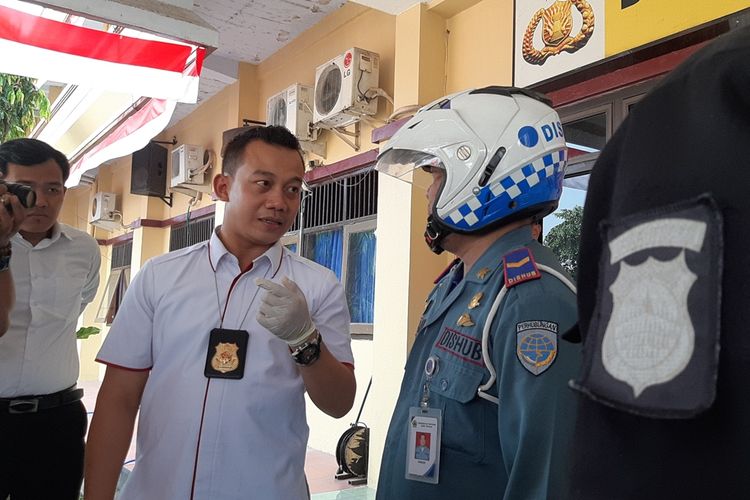 Kasatreskrim Polres Pekalongan Jawa Tengah AKP Hary Heriyanto saat menginterogasi petugas Dishub gadungan.