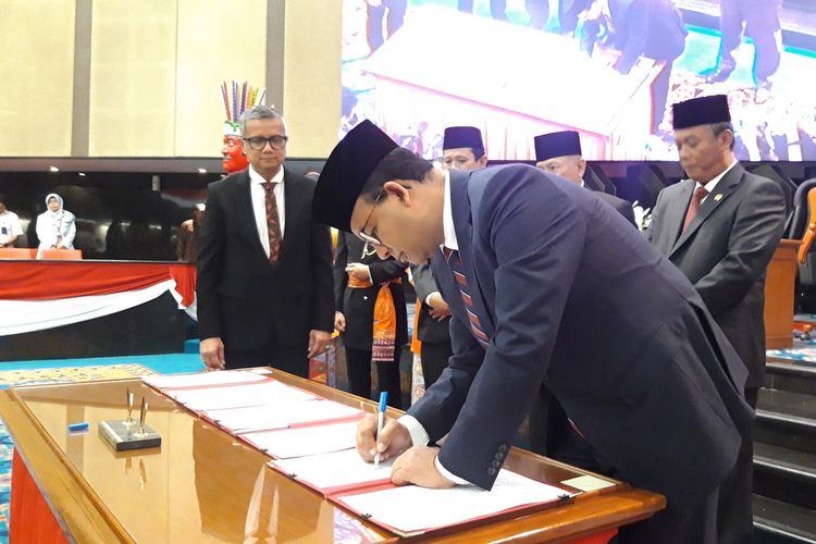 Penandatanganan nota kesepahaman Kebijakan Umum Perubahan APBD dan Prioritas Plafon Anggaran Sementara (KUPA-PPAS) Perubahan APBD Provinsi DKI Jakarta Tahun Anggaran 2019 di ruang paripurna, Gedung DPRD DKI, Jakarta Pusat, Rabu (14/8/2019)