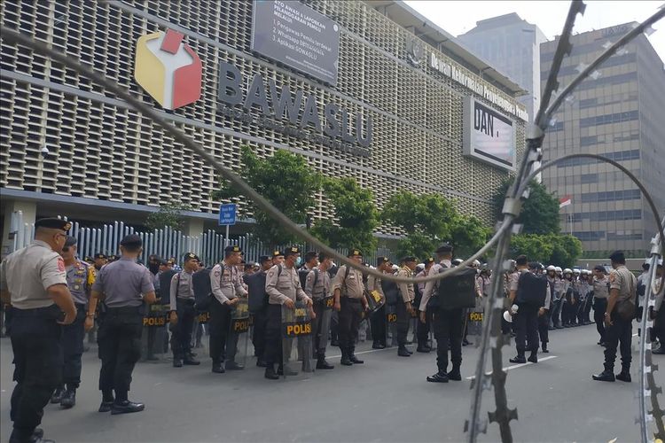 Kawat berduri mengepung ruas jalan MH Thamrin di depan gedung Bawaslu, Selasa (21/5/2019) guna menghalau massa yang bakal berunjuk rasa.