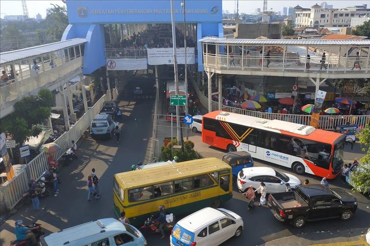 Kepadatan lalu lintas di persimpangan Jalan Jatibaru Raya-Jalan Kebon Jati dekat Pasar Tanah Abang Blok G, Selasa (28/5/2019).