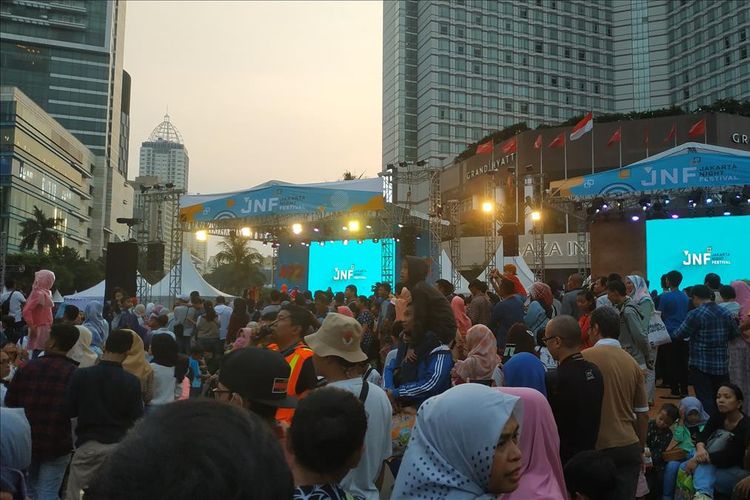 Warga memadati area depan panggung Jakarta Night Festival, acara puncak perayaan hari ulang tahun ke-492 Jakarta, Sabtu (22/6/2019) di Bundaran HI.