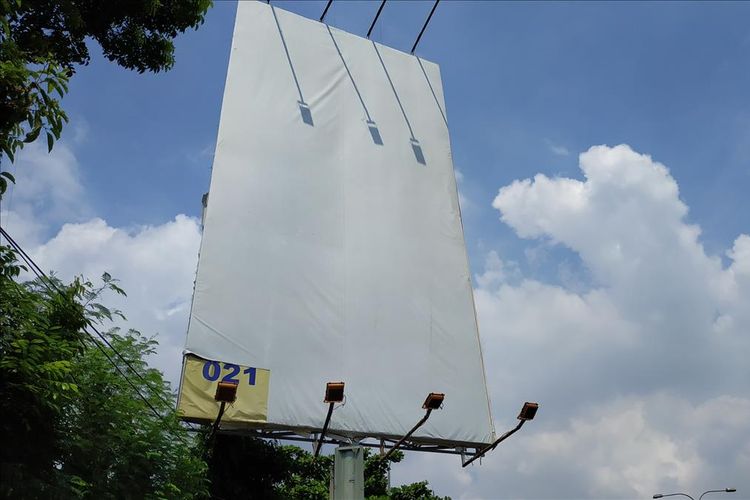 Reklame ilegal di Jalan Ahmad Yani, Bekasi, ditutup kain putih pasca inspeksi oleh Dinas Bina Marga dan Sumber Daya Air Kota Bekasi,  Kamis (4/7/2019).