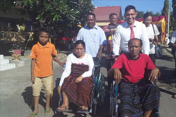 Foto : Quido Van Areso dan Yoventa Timbu menangis saat menerima kursi roda dari Polda NTT di halaman Polres Sikka, Rabu (10/7/2019). 