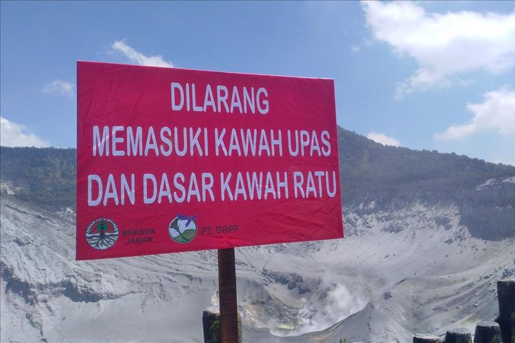 Plang larangan masuk ke dalam Kawah Ratu dan Kawah Upas di Gunung Tangkuban Parahu yang dikeluarkan oleh PT GRPP selaku pengelola.