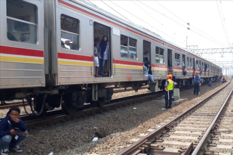 Kereta Listrik (KRL) terhenti karena listrik pada di Jatinegara, Jakarta Timur, Minggu (4/8/2019).