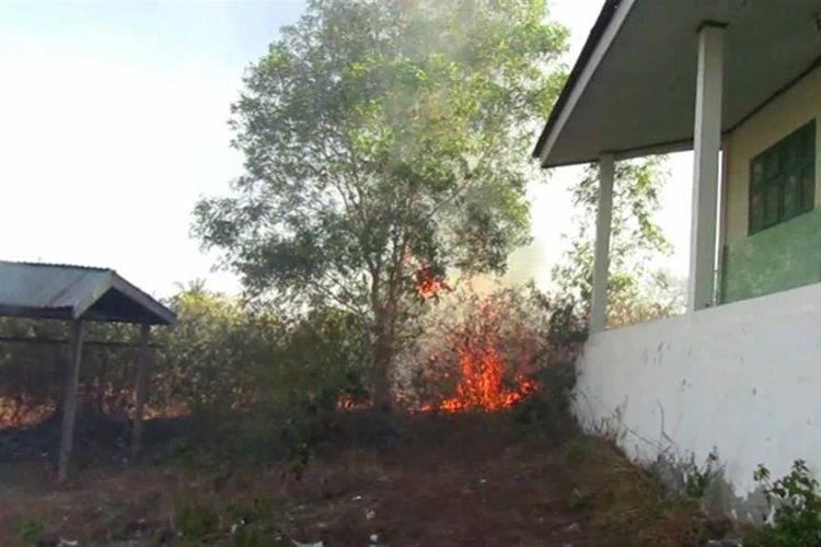 Sembilan hektar lahan gambut di Majene terbakar dan merembet ke permukiman warga. Warga panik karena dikepung asap tebal, Selasa (6/8/2019). 