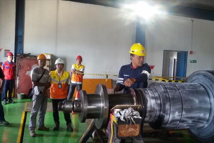 Petugas saat memeriksa turbin PLTU dalam program pemeliharaan di Air Anyir Bangka, Rabu (7/8/2019).
