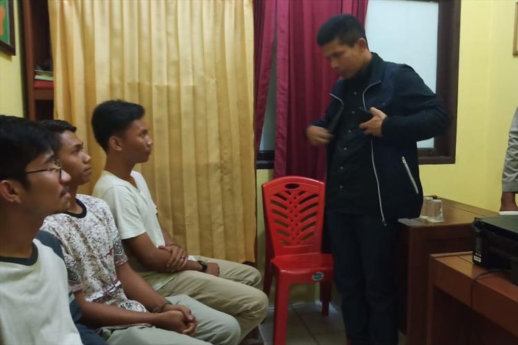 Kapolres Inhu AKBP Dasmin Ginting menginterogasi empat pemuda yang diduga kencingi bendera yang viral di media sosial, Jumat (9/8/2019). Dok. Polres Inhu