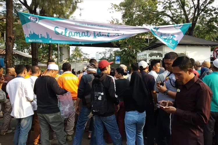 Pembagian 5000 paket daging kurban oleh manajemen Ancol Taman Impian, Minggu (11/8/2019)