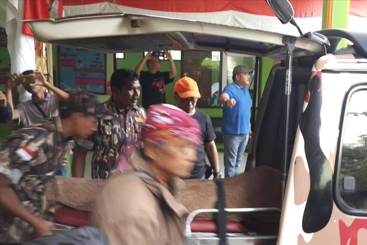 Jenazah Rachmat Budiri (53) atau Budi Ayuga saat dimasukkan ke dalam mobil ambulance di Kamar Mayat RSSA Kota Malang, Senin (12/8/2019)