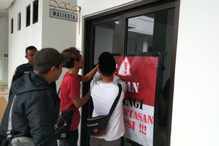 Mahasiswa dan elemen masyarakat menyegel ruang Wali Kota Tasikmalaya Budi Budiman yang berstatus tersangka KPK selama ini, Kamis (15/8/2019).