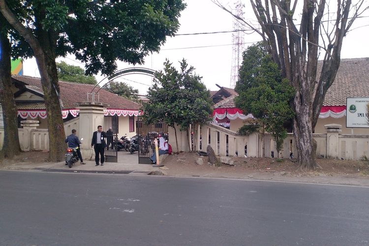 Kondisi SMA Negeri 2 Lembang yang harus menumpang di gedung UPT Balai Latihan Kerja Pemerintah Kabupaten Bandung Barat sejak 3 tahun terakhir karena tak punya gedung sendiri. 
