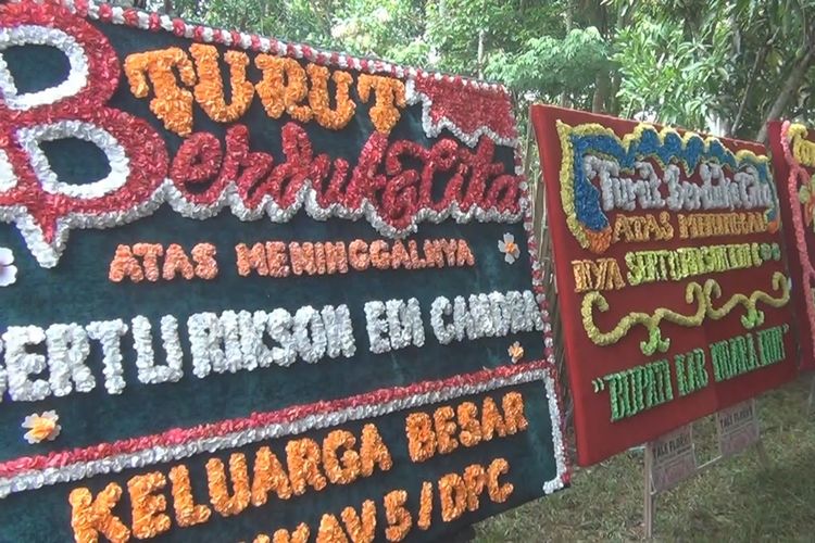 Karangan bunga ucapan bela sungkawa sudah terpasang dari kerabat dan rekan Sertu Rikson Edi Chandra di kediamannya di Desa Karang Endah Kecamatan Gelumbang Muara Enim Sumsel