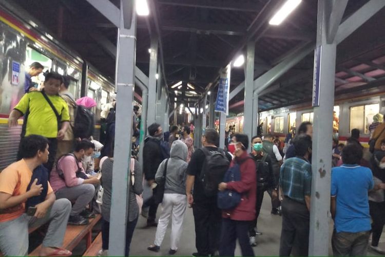 Penumpukan penumpang terjadi di stasiun Manggarai. Penumpukan terjadi lantaran kereta terhambat masuk karena tawuran yang terjadi di kawasan Manggarai, Jakarta Selatan, Rabu (4/9/2019)
