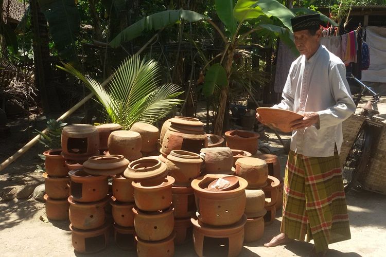 Cipto Wiyono masih setia bekerja di dunia gerabah. Mantan perajin gerabah ini mengumpulkan gerabah dari berbagai perajin di Senik, Bumirejo, Lendah, Kulon Progo. Dengan mengandalkan sepeda ontel, pria 80 tahun ini menjualnya ke berbagai pasar di Kulon Progo.