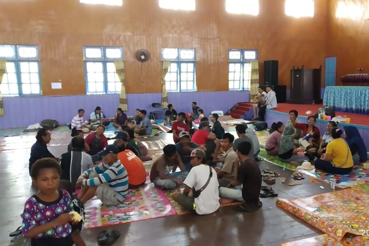 Korban kebakaran di Kota Agats, Asmat, Papua saat berada di Aula Wiyata Mandala, Rabu (18/9/2019).