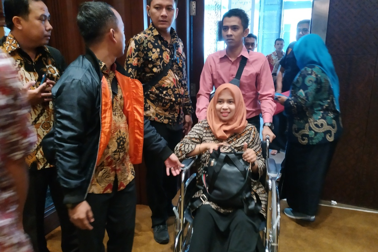 dr Romi Syofpa Ismael bersama sang suami mendatangi pihak Kemenpan RB di Hotel Bidakara, Rabu (31/7/2019).