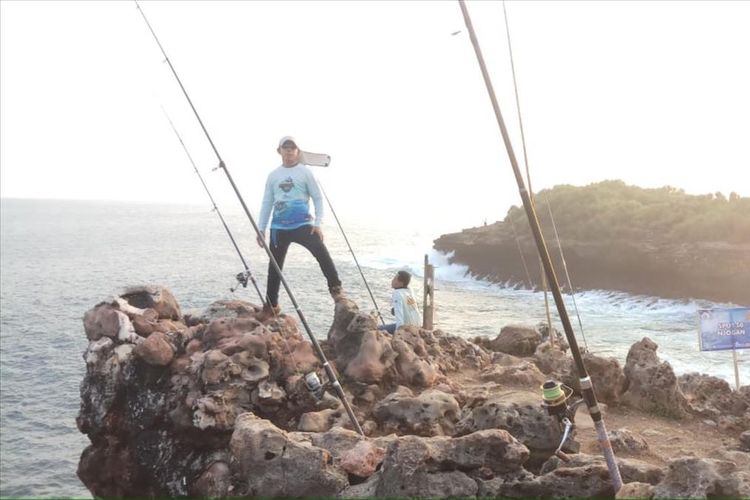 Para Pemancing Saat Memancing di Kawasan Pantai Gunungkidul (Ist Dokumentasi Handayani Rock Fishing) 