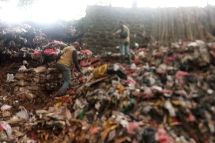 Tim patroli dari Satgas Naturalisasi Ciliwung dan Komunitas Peduli Ciliwung saat menyusuri tumpukan sampah-sampah yang berada di aliran Kali Baru, Desa Cilebut Barat, Kecamatan Sukaraja, Kabupaten Bogor, Kamis (5/9/2019).