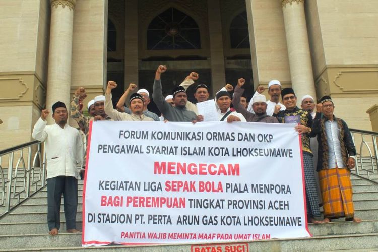 Forum Komunikasi Ulama, organisasi masyarakat dan organisasi kepemudaan di Lhokseumawe  membentangkan spanduk berisi penolakan sepak bola putri di halaman Islamic Center, Lhokseumawe, Kamis (4/7/2019)