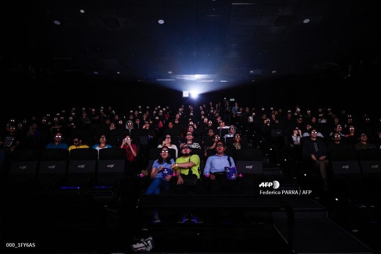 Warga Venezuela menonton pemutaran perdana film Avengers: Endgame di sebuah bioskop di Caracas, Jumat (26/4/2019). Di Venezuela, Endgame diputar pada pagi hari untuk menyiasati lampu mati yang sering terjadi pada malam hari selain karena masalah keamanan. 