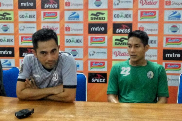 Pelatih PSS Sleman Seto Nurdiyantara dan Purwaka Yudhi saat jumpa pers di Stadion Maguwoharjo, Sleman