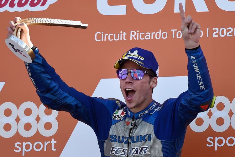 Pebalap Suzuki Ecstar, Joan Mir, merayakan podium juara pada seri MotoGP Eropa di Sirkuit Ricardo Tormo, Valencia, Minggu (8/11/2020) malam WIB.