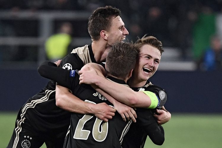 Para pemain Ajax Amsterdam merayakan keberhasilan mereka mengalahkan Juventus pada laga leg kedua perempat final Liga Champions, di Allianz Stadium, Turin, Italia, Selasa (16/4/2019).