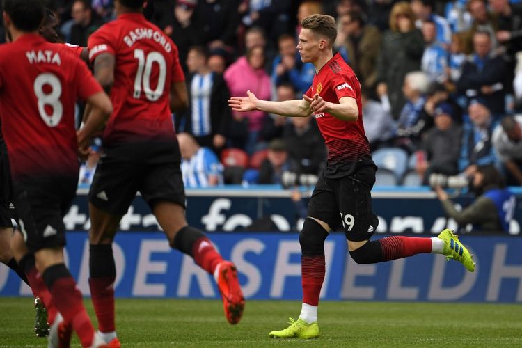 Gelandang Manchester United, Scott McTominay, berselebrasi usai mencetak gol pada laga Huddersfield Vs Man United, pada lanjutan laga Liga Inggris, di John Smiths Stadium, Minggu (5/5/2019).
