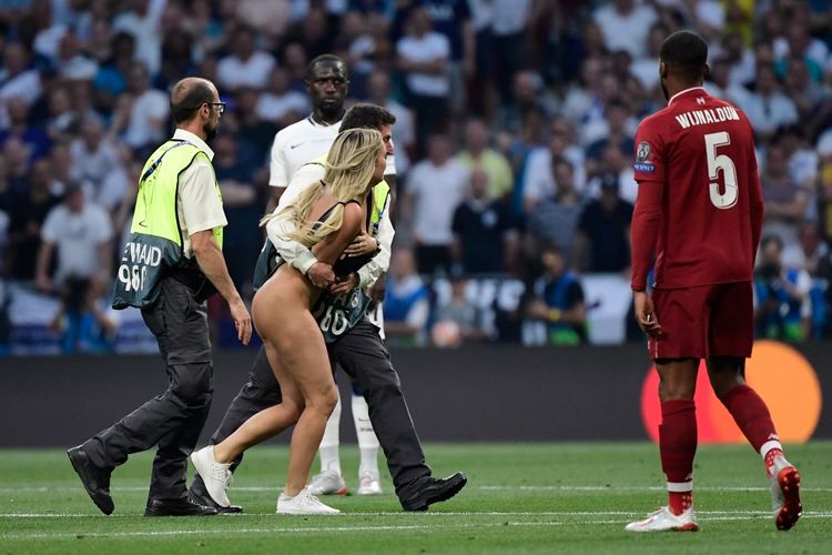 Para petugas melakukan penindakan setelah masuknya seorang wanita ke lapangan pertandingan final Liga Champions antara Tottenham Hotspur dan Liverpool, di Stadion Wanda Metropolitano, Madrid, Spanyol, Sabtu (1/6/2019).