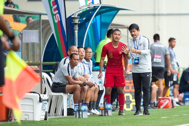 Pelatih tim nasional U-23 Indonesia, Indra Sjafri, sedang memberikan instruksi kepada Gian Zola Nugraha pada laga Merlion Cup 2019 kontra Thailand, di Stadion Jalan Besar, Singapura, Jumat (7/6/2019).