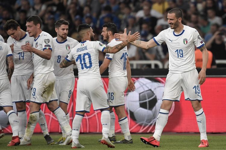 Bek tim nasional Italia, Leonardo Bonucci (kanan) merayakan gol dengan rekan-rekan setimnya usai mencetak gol ke gawang Yunani pada laga kualifikasi Euro 2020 di Stadion Olympic, Athena, Sabtu (8/6/2019).