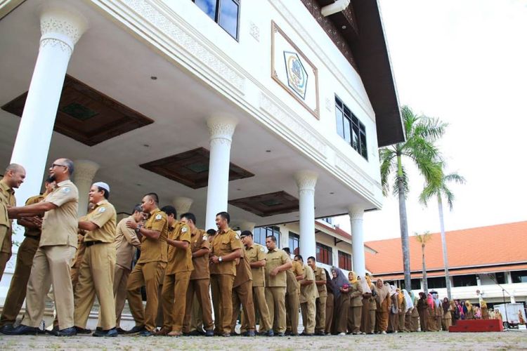 Sejumlah pegawai negeri sipil bersalaman setelah apel pedana hari pertama kerja libur lebaran di halaman kantor Bupati Aceh Utara di Jalan T Nyak Adam Kamil, Kota Lhokseumawe, Aceh, Senin (10/6/2019)
