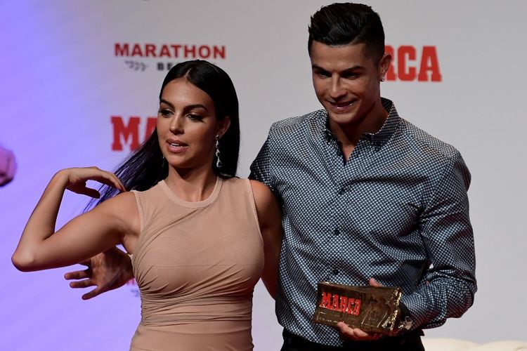 Megabintang Juventus asal Portugal, Cristiano Ronaldo, saat berpose dengan kekasihnya, Georgina Rodriguez, usai menerima penghargaan MARCA Leyenda (MARCA Legend) di Madrid, Spanyol, pada Senin (29/7/2019).