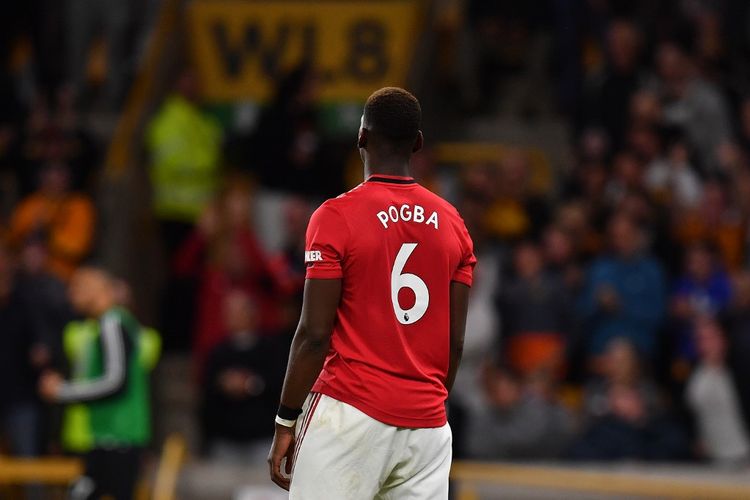 Gelandang asal Perancis, Paul Pogba, gagal mengeksekusi penalti pada laga Wolves vs Man United di Stadion Molineux, Wolverhampton, Senin (19/8/2019).