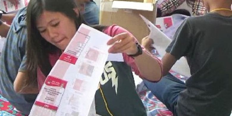 Percepat sortir dan pelipatan surat suara, KPU Kabupaten Mamasa, Sulawesi Barat, mengerahkan 600 tenaga pelipat surat suara yang ditempatkan di 5 lokasi terpisah dengan pengawalan aparat keamanan, Selasa (2/4/2019). 