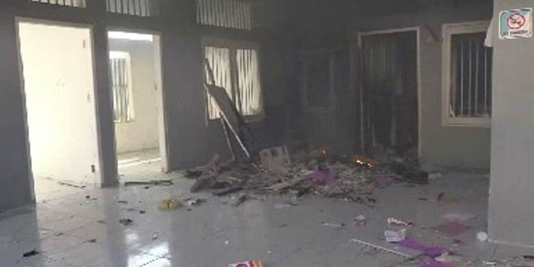 Suasana salah satu ruang di rutan kelas IIB Pasangkayu, Sulawesi Barat, yang dibakar ratusan napi, Senin, (22/4/2019).