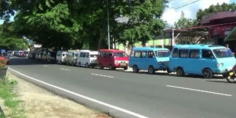 BBM langka jelang Lebaran, kendaraan pemudik antre hingga 2 Km di jalur Trans Sulawesi. 