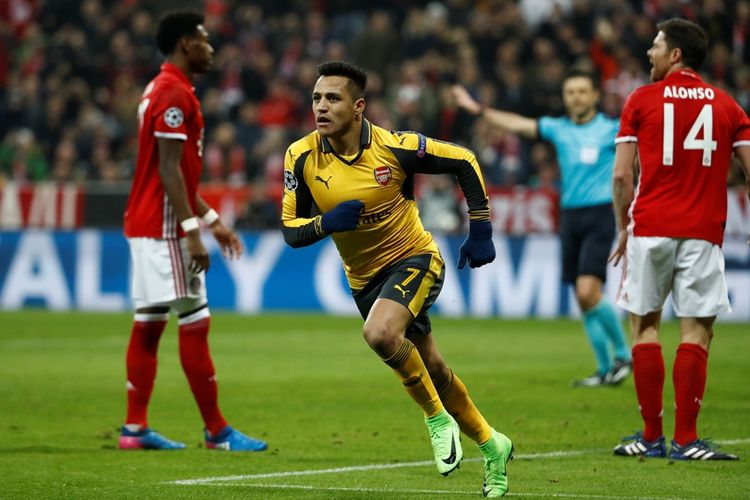 Penyerang Arsenal, Alexis Sanchez, merayakan gol ke gawang Bayern Muenchen pada partai pertama babak 16 besar Liga Champions di Allianz Arena, 15 Februari 2017.