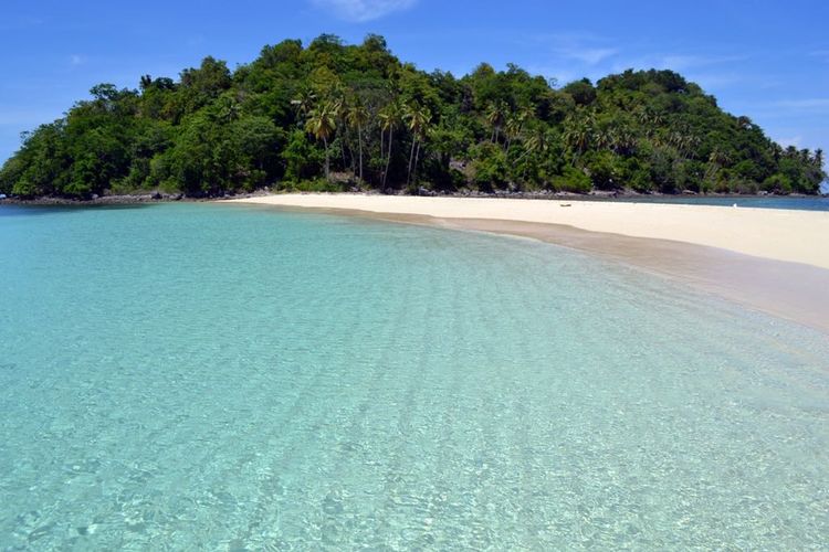 Pulau Saronde di Kabupaten Gorontalo Utara yang memiliki pasir lembut, airjernih dan senja yang indah