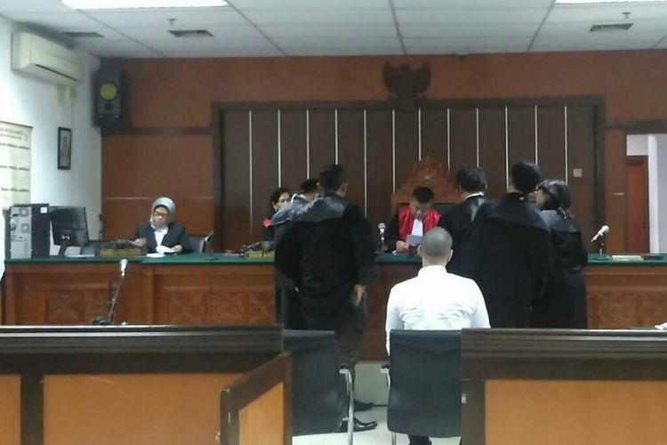 Artis peran Steve Emmanuel (berkemeja putih) menjalani sidang lanjutan dugaan kasus narkoba di Pengadilan Negeri Jakarta Barat, Slipi, Kamis (28/3/2019).