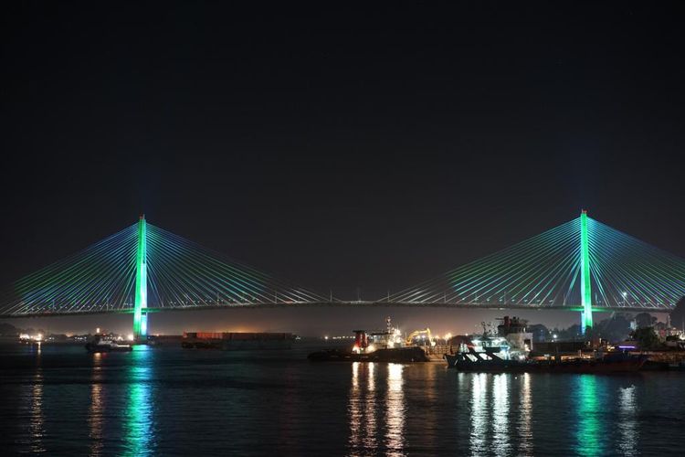 Jembatan Mahkota II di Samarinda, Kalimantan Timur, kini dihiasi oleh lampu berwarna-warni, menciptakan pemandangan indah bagai mahkota di malam hari