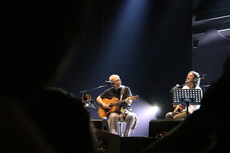 Iwan Fals dan Jason Ranti berduet dalam konser Iwan Fals & Band Aku Cinta di Ecopark Ancol,Jakarta Utara, Sabtu (30/3/2019).
